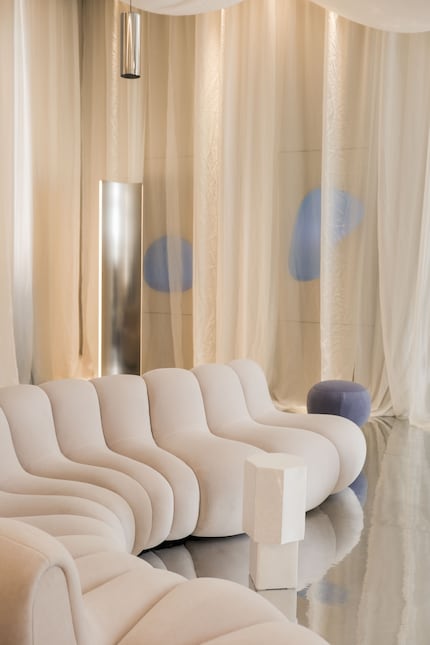 Romantique : la délicate teinte crème enveloppe la pièce d'une atmosphère douce et apaisante.