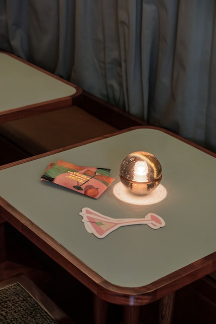  ... des rideaux bleus sont utilisés dans le café Ideal.