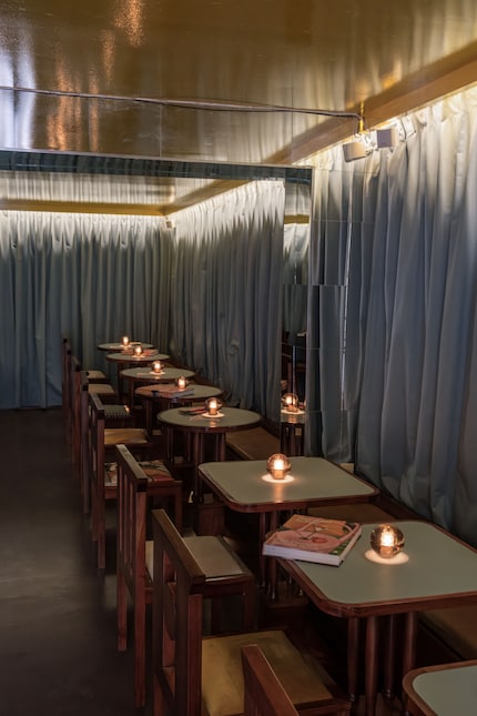 A la place de la peinture murale bleue ...