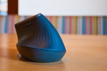 Die Logitech Vertical liegt angenehm in der Hand.