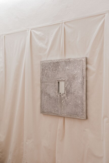 ... le châle décoratif chez Palma complète le mur blanc avec un contraste subtil.