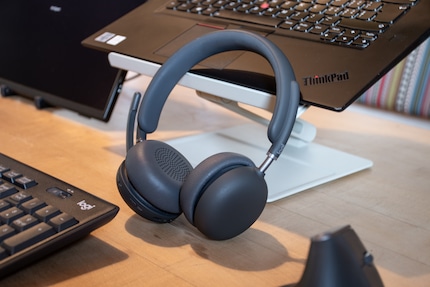 Das Logitech Zone Wireless 2 fühlt sich wertig an und ist angenehm zu tragen.