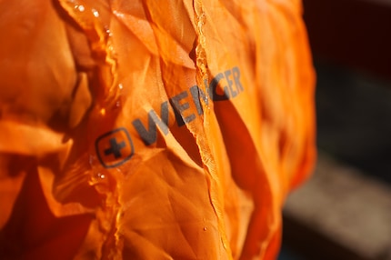 Kalte Dusche für meine Begeisterung: Aufgrund des Zipper-Problems kann auch der Regenschutz den fünften Stern nicht retten.