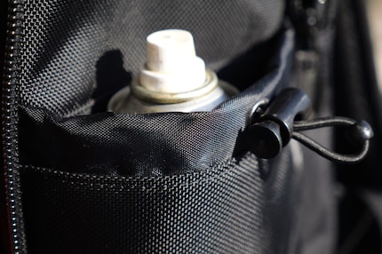 Eine Dose WD40 versinkt in der geräumigen Seitentasche.