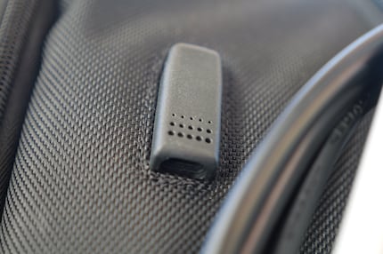 Der USB-C-Anschluss aussen am Rucksack.