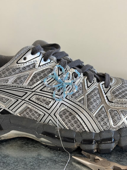 Das Drahtende um die Blume wickeln und abknipsen.