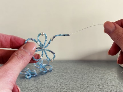 Perlen auf den Draht fädeln …