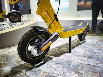 Ape o palo? Lo Xiaomi 6 Ultra si distingue per il suo design giallo e nero.