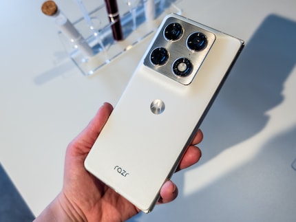 Das Motorola Razr in Lilienweiss.