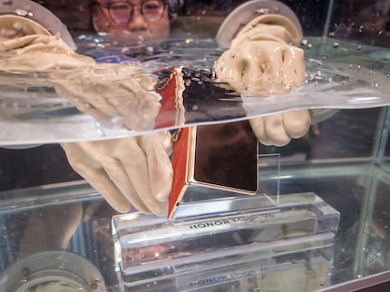 Honor dimostra la capacità di piegatura sotto l'acqua.