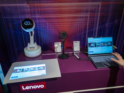 Beamer, Scanner und bei der Arbeit behilfliche KI in niedlicher Form.