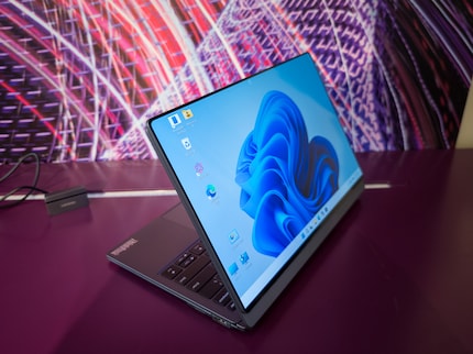 Zweites Display auf der Rückseite vom Notebook-Deckel.