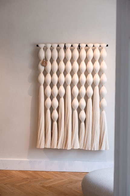 Das Wandobjekt Frijoles von Caralarga besteht aus zahlreichen Baumwollfäden.