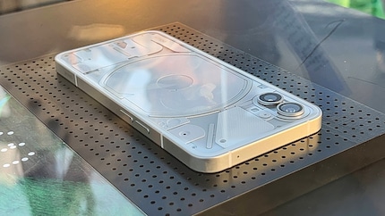 Ik maak alleen foto's als de telefoon (1) in de vitrine ligt.