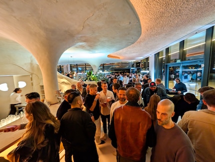 Veel mensen, low-key feest: The Nothing party tijdens MWC.