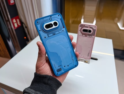 In de avond kan ik zelfs de nieuwe modellen in handen krijgen - bijvoorbeeld in hun nieuwe blauwe jasje.