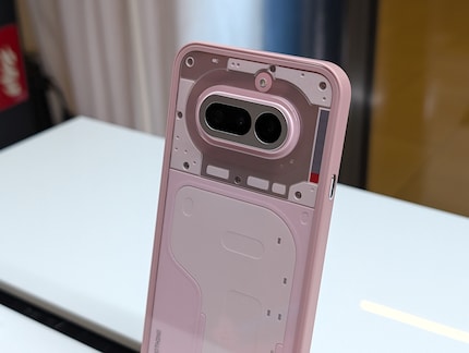De Phone (4a) wordt geleverd in een subtiele roze kleur.