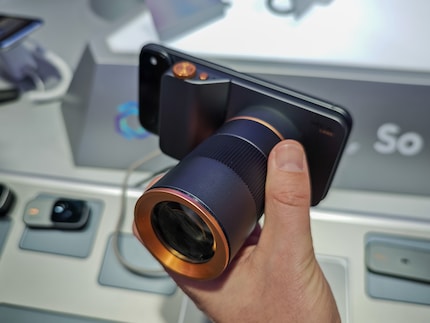 L'estensione della fotocamera si fissa rapidamente grazie ai magneti.