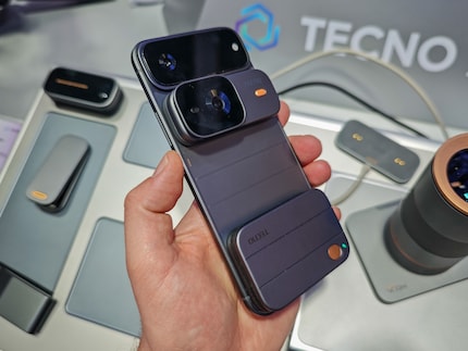 Con quattro magneti c'è spazio per due estensioni. Qui, ad esempio, una action camera e un altoparlante.