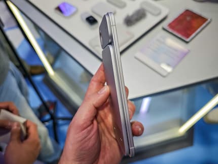 La base dello smartphone con un powerbank.