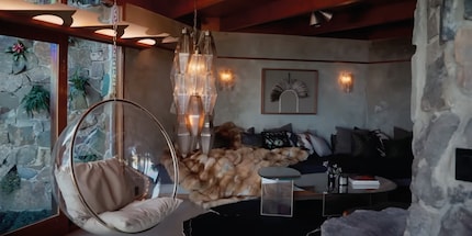 The hanging elements ensure that the eye can wander.