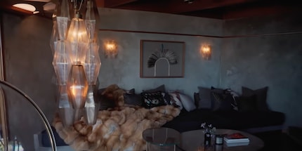 Instead of in the centre of the room, the pendant light here projects from the side of the ceiling.