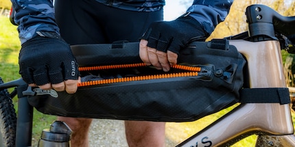 Ich nutze das Frame-Pack Toptube hauptsächlich als Aufbewahrungsort mit niedrigem Schwerpunkt am Gravelbike für allerlei Kleider wie zusätzliche Regenjacke, Handschuhe etc.