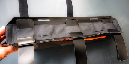 Die Montage des Frame-Pack erfolgt mit haftstarken Klettverschlüssen an der oberen Rahmenstange und seitlichen, variablen Straps um das Sattel- beziehungsweise Unterrohr.
