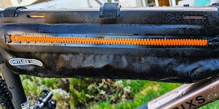 Wasserdicht Made in Germany: Das Frame-Pack Toptube an meinem Gravelbike steckt auch eine Dusche mit dem Gartenschlauch locker weg.