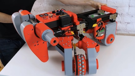 Le système d'entraînement complet se trouve au-dessus de la sphère : les moteurs, le contrôleur et les batteries forment une unité compacte.