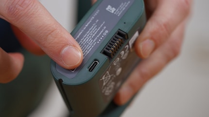 Der Akku wird mit USB-C-Kabel geladen.