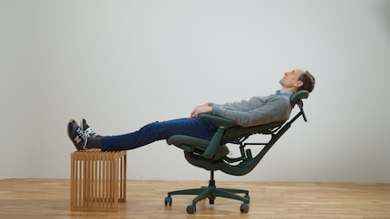 In der Fast-Liege-Position lohnt sich ein Hocker für die Füsse. Hier ist die Notlösung zu sehen, besser ist das passende Teil von Libernovo.