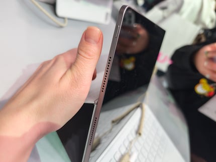 Das Magicpad 4 von Honor neben meinem Daumen.