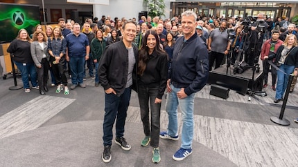 Phil Spencer (links) und Matt Booty mit der neuen Xbox-Chefin Asha Sharma.