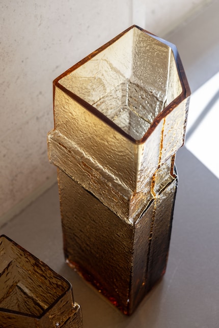 Wie Can Lis selbst spielen auch die mundgeblasenen Muro-Vasen mit Lichtreflexionen.