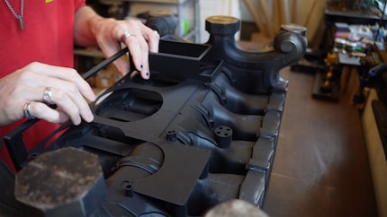 Modern technology helps: A self-designed mounting frame can be attached to the heating fins and holds the computer hardware.