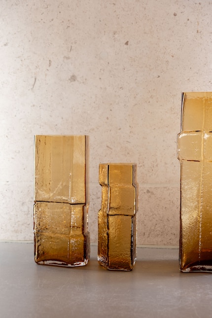 Diese mundgeblasenen Vasen aus Recyclingglas sind von der Architektur Jørn Utzons inspiriert.