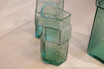 Drei Vasen, drei Grössen, zwei Farben – eine Geschichte.