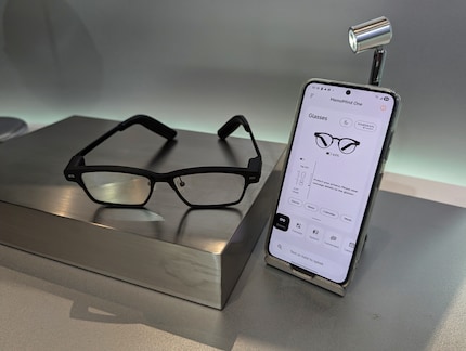 Über die App ist die Brille mit dem Smartphone verbunden.