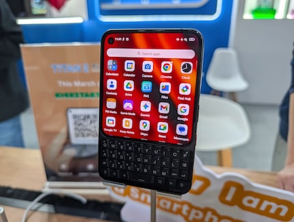 In Schwarz sieht das Gerät sehr nach Blackberry aus.