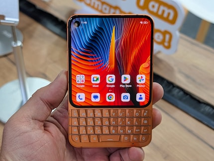 Der helle 4-Zoll-Screen mit der Tastatur.