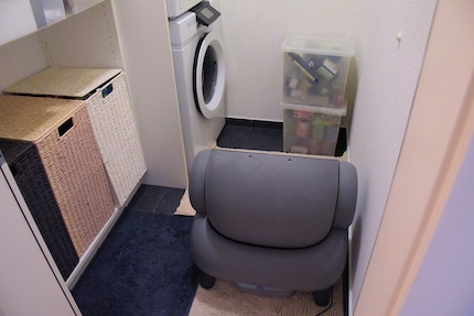 Nicht gerade eine Augenweide: der Abstellraum mit dem Katzenklo.