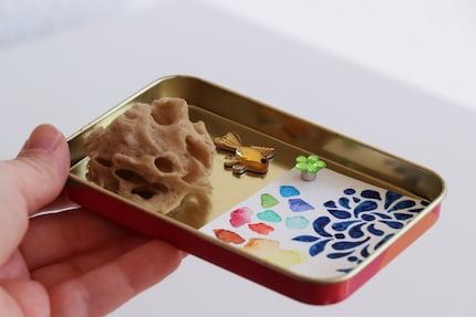 Sticker und ein Test-Papier dürfen auch nicht fehlen.