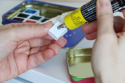 Die Näpfchen kannst du direkt in die Dose kleben oder für ein modulares System mit kleinen Magneten ausstatten.