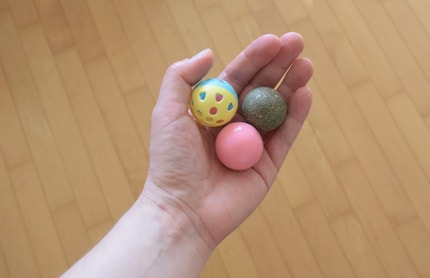 Drei Spielzeugbälle sind auch dabei. Warum genau, erschliesst sich mir bei einem Filter nicht.