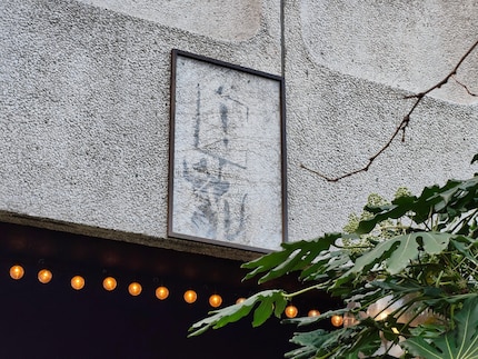 Die Telekamera rückt die Arbeit von Banksy ins Zentrum der Aufmerksamkeit.