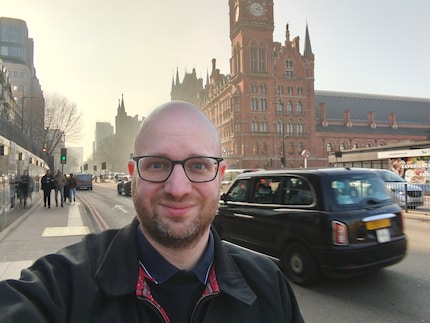 Nein, das Bild ist nicht vor einem Green Screen entstanden.