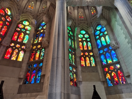 Die Kirchenfenster behalten ihre kräftigen Farben.