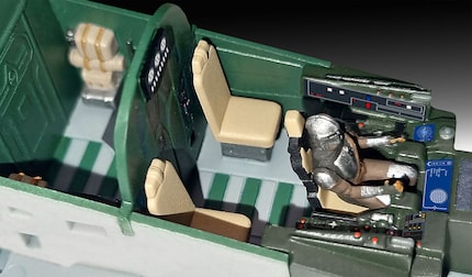 Uno sguardo nel cockpit: il kit Razor Crest include una figura del pilota e semplici dettagli del cockpit.