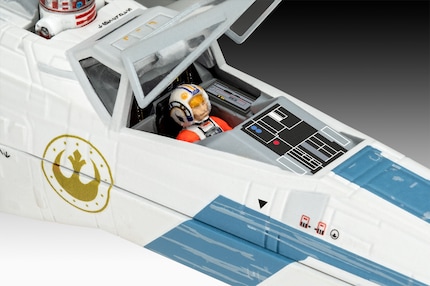 Il cockpit dell'X-Wing presenta una figura del pilota, oltre alle decalcomanie per gli strumenti e le marcature.
